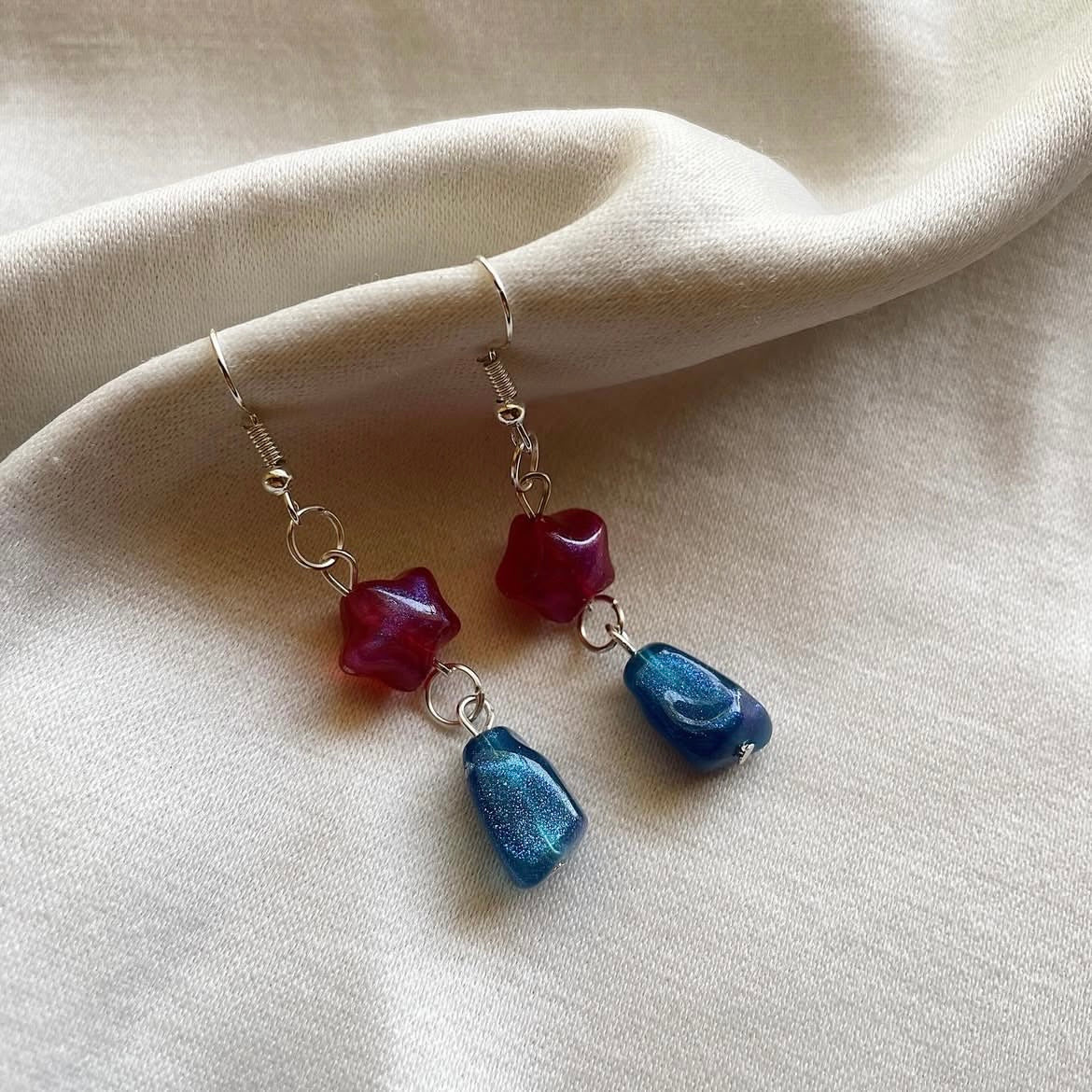 Pink star & blue glitter beaded earrings ✨