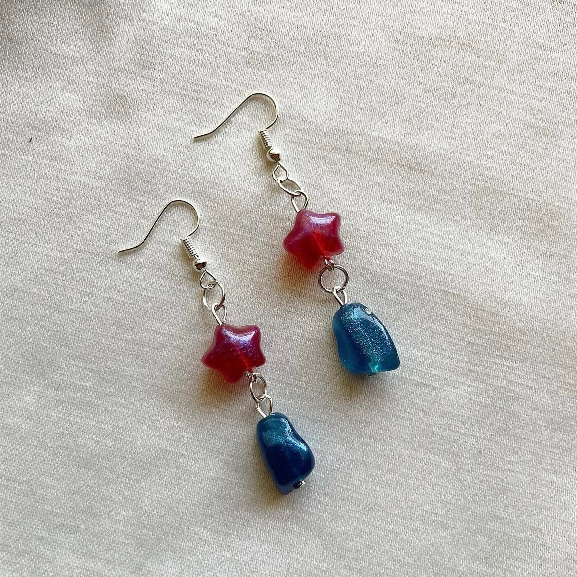Pink star & blue glitter beaded earrings ✨