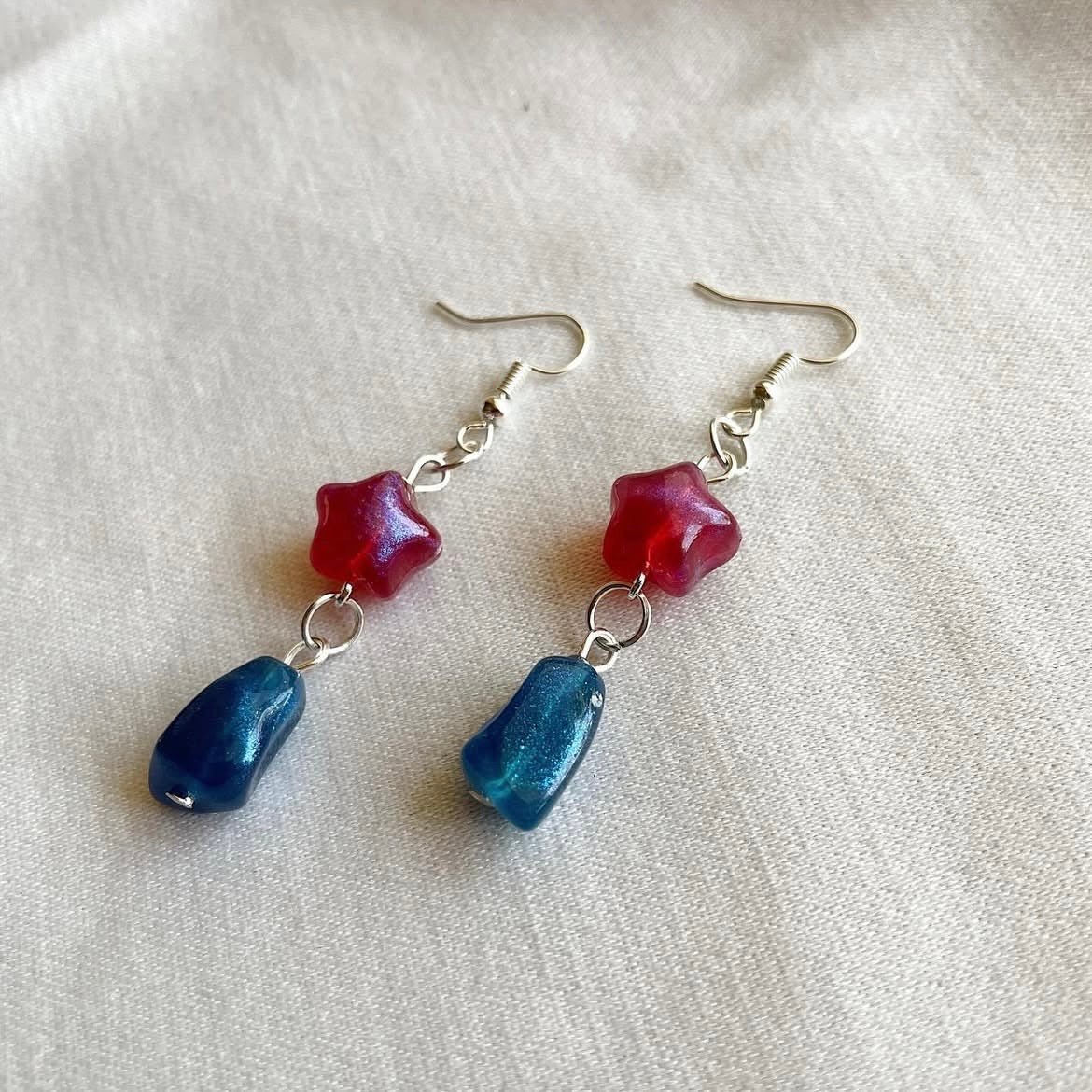 Pink star & blue glitter beaded earrings ✨