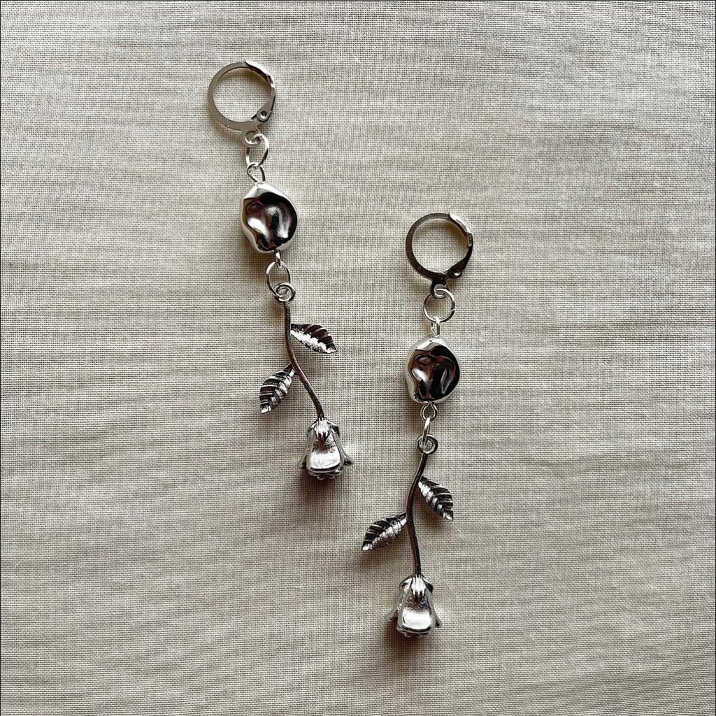 Rose beaded earrings ✨