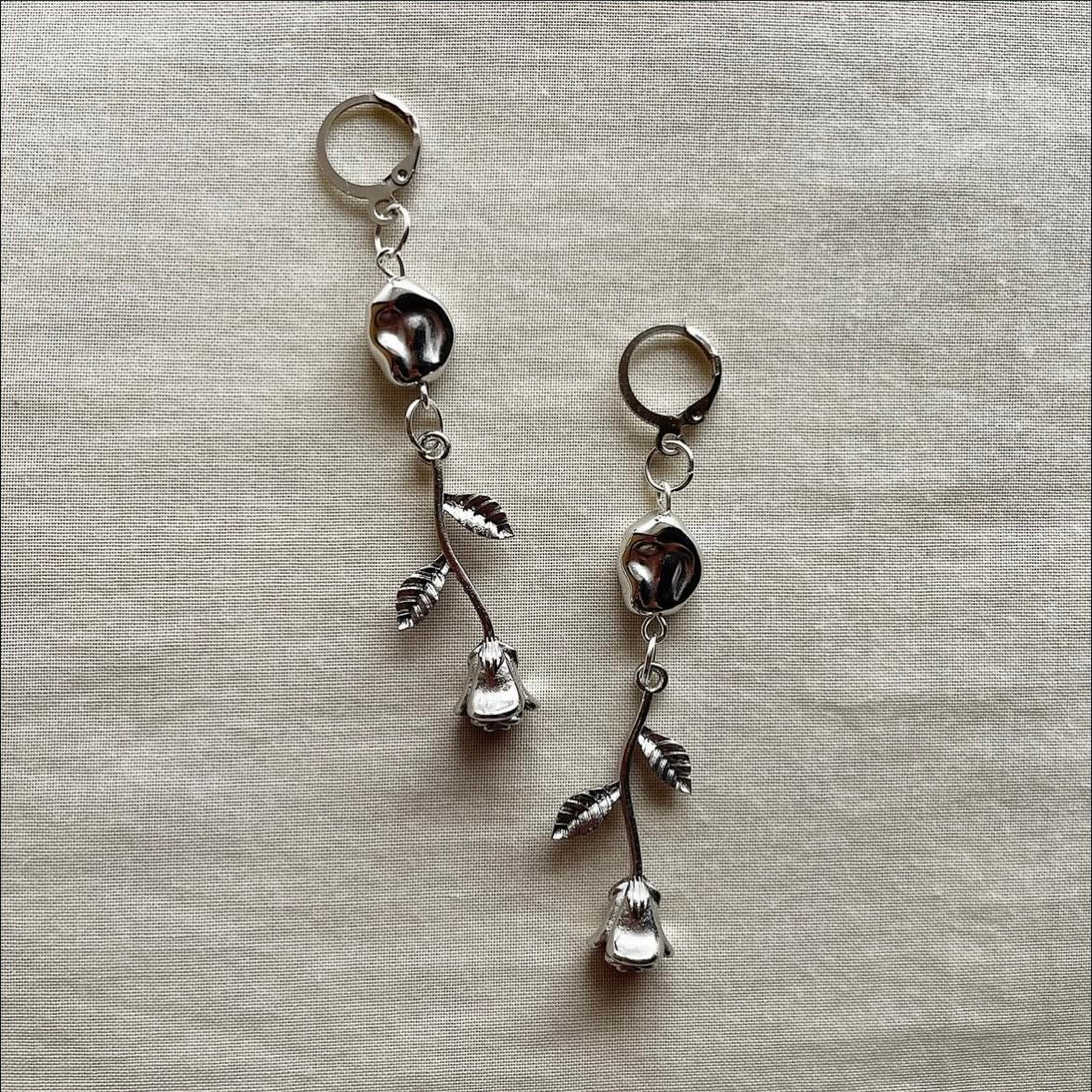Rose beaded earrings ✨
