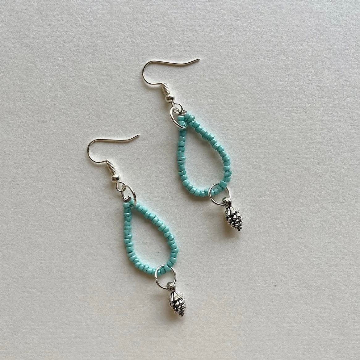 Pine cone loop beaded earrings ✨