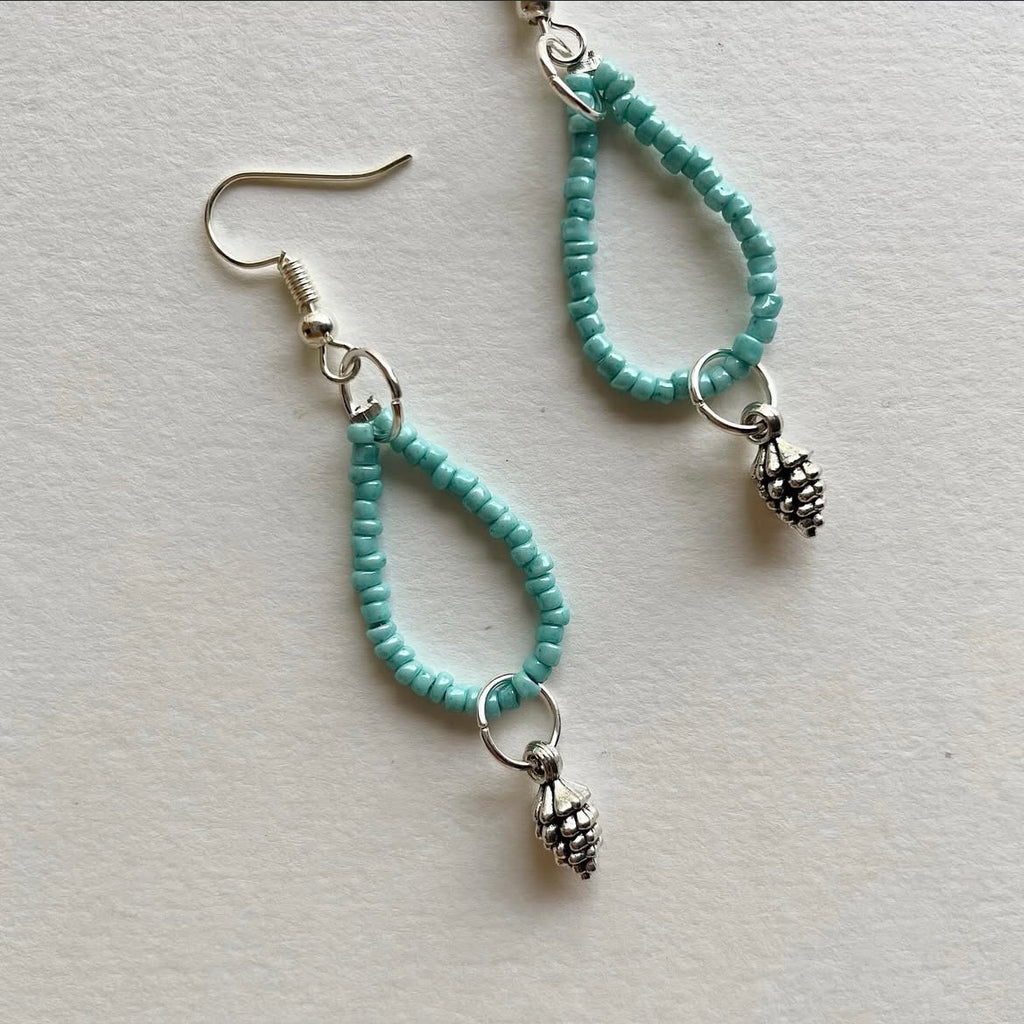 Pine cone loop beaded earrings ✨