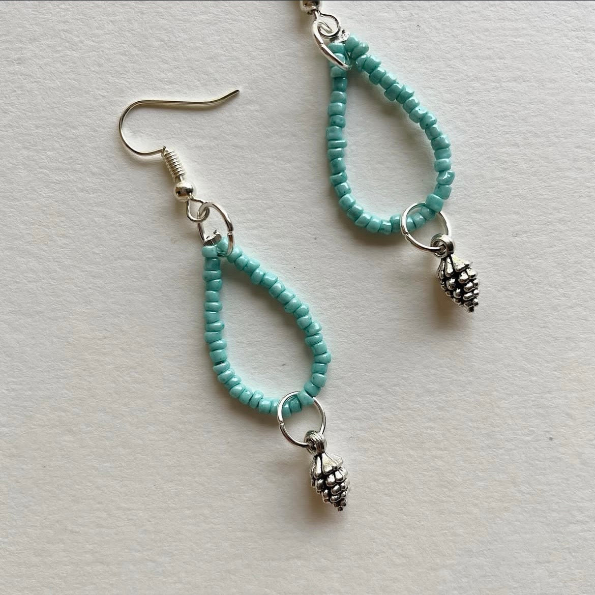 Pine cone loop beaded earrings ✨