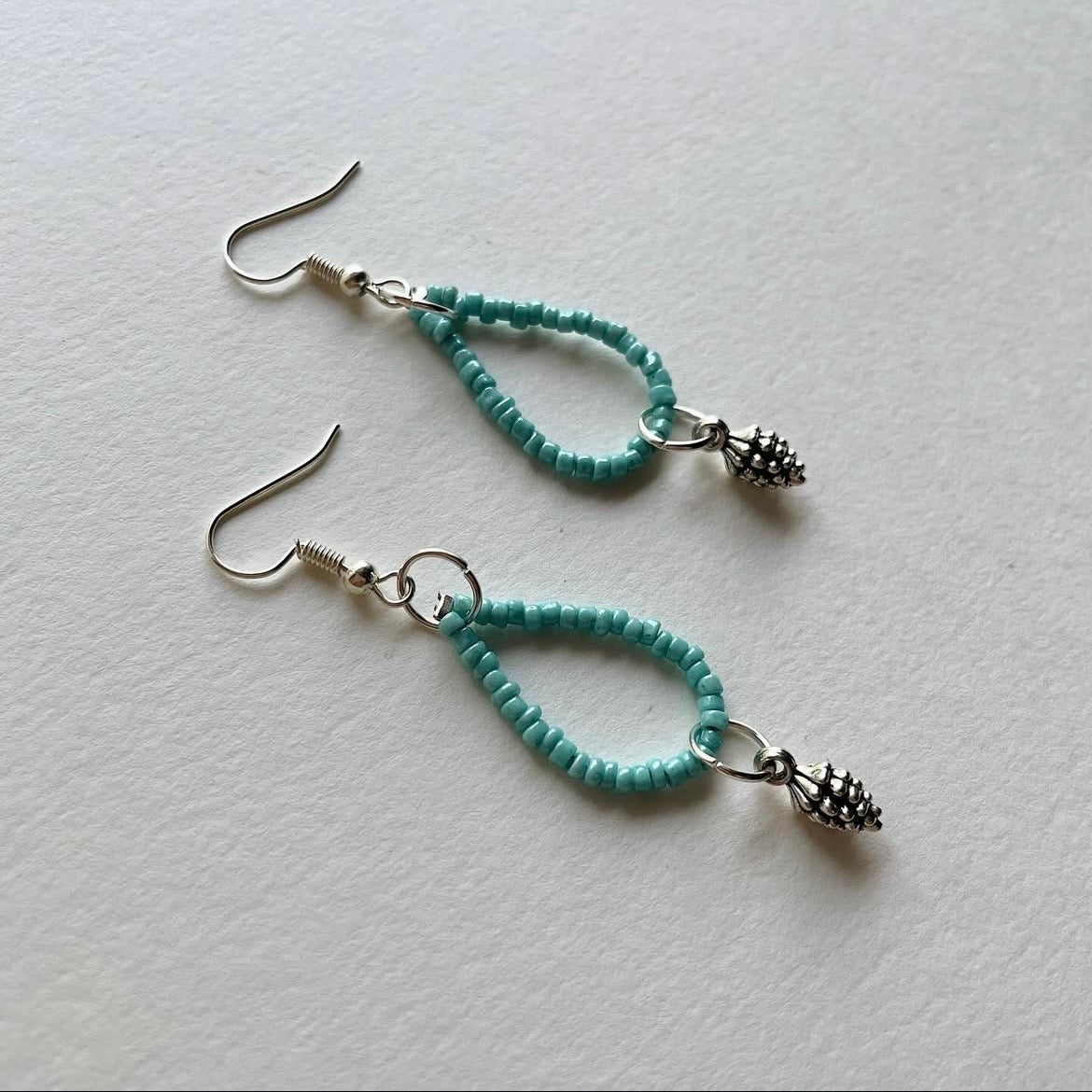 Pine cone loop beaded earrings ✨