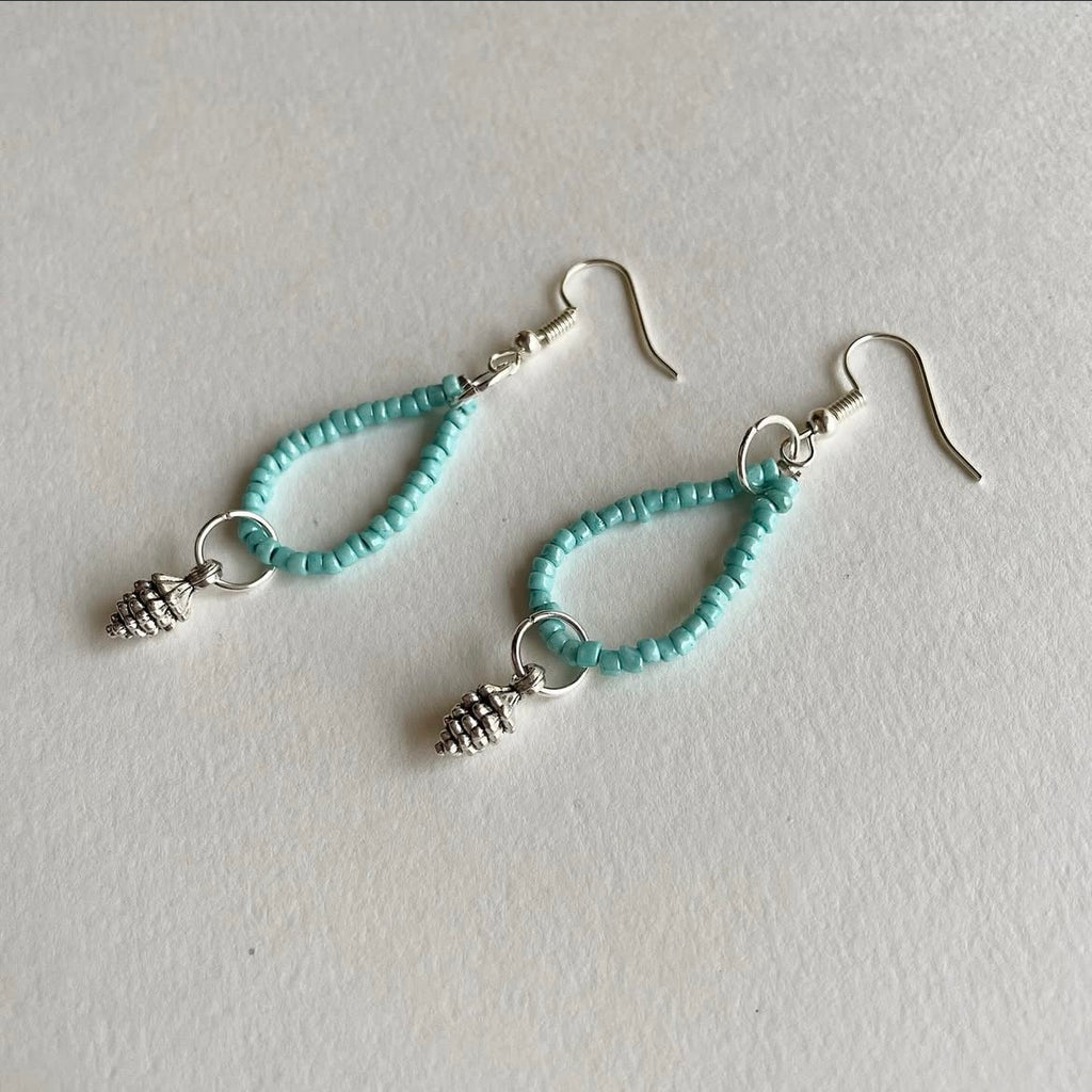 Pine cone loop beaded earrings ✨
