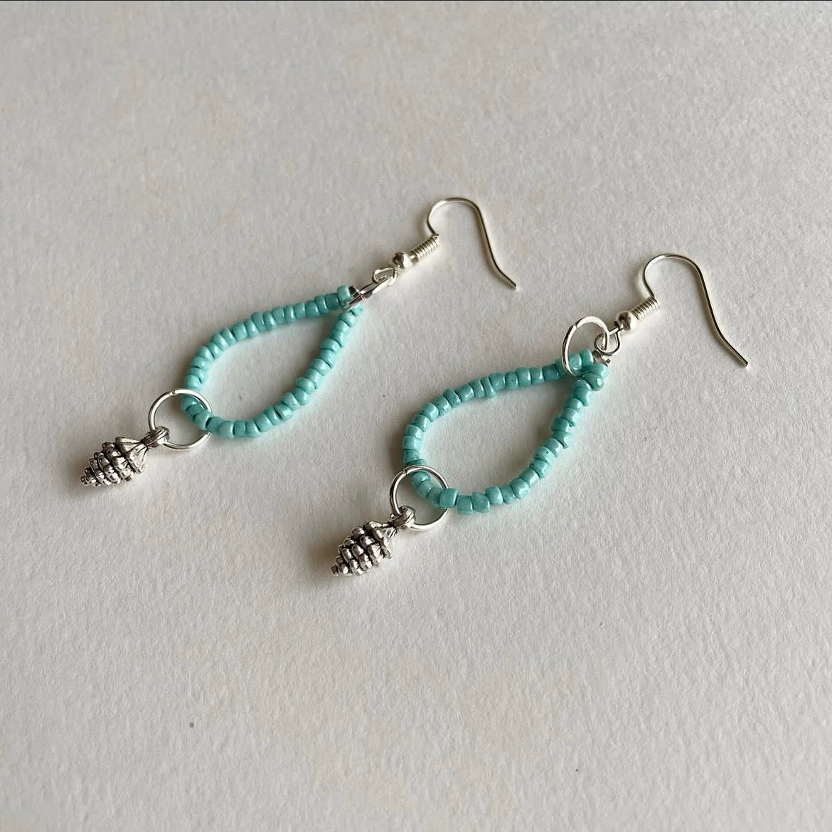 Pine cone loop beaded earrings ✨
