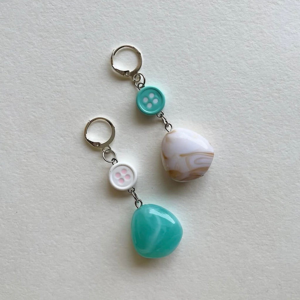 Mismatched button earrings ✨