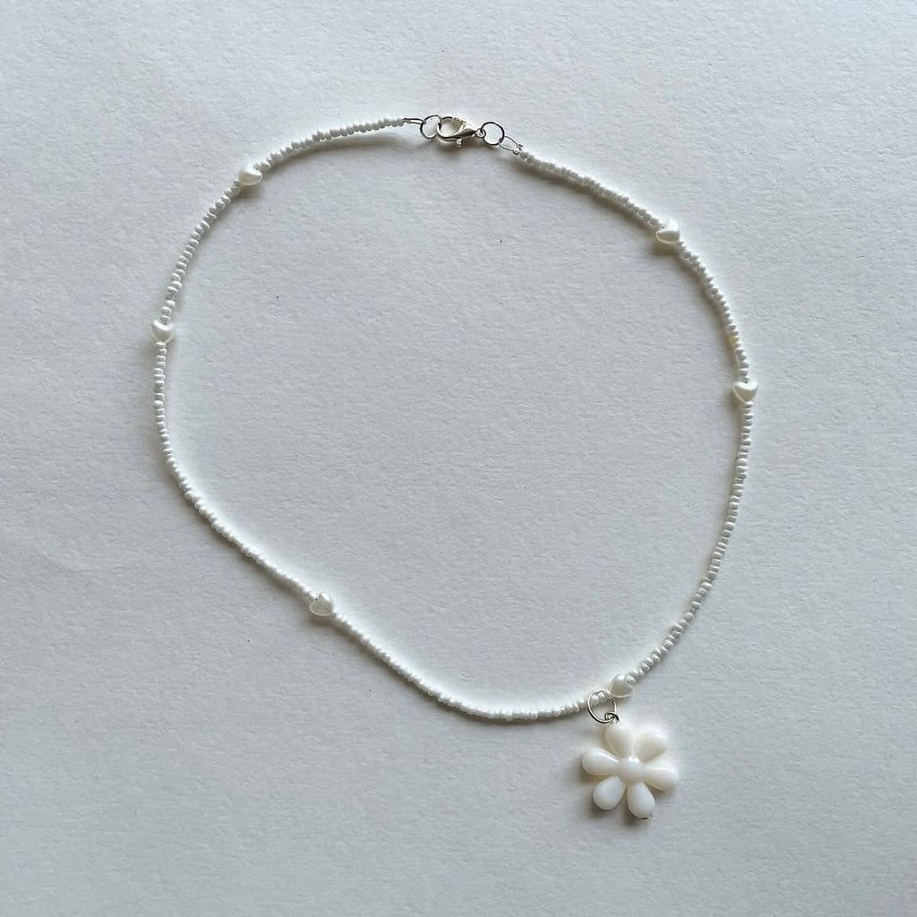 White flower necklace ✨