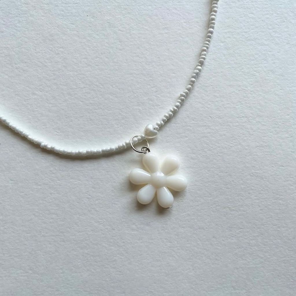 White flower necklace ✨