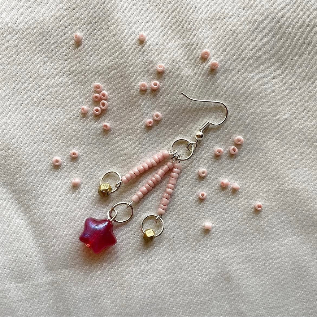 Pink star beaded earrings ✨