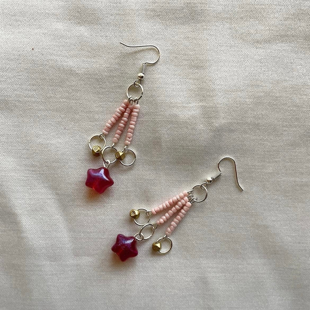 Pink star beaded earrings ✨