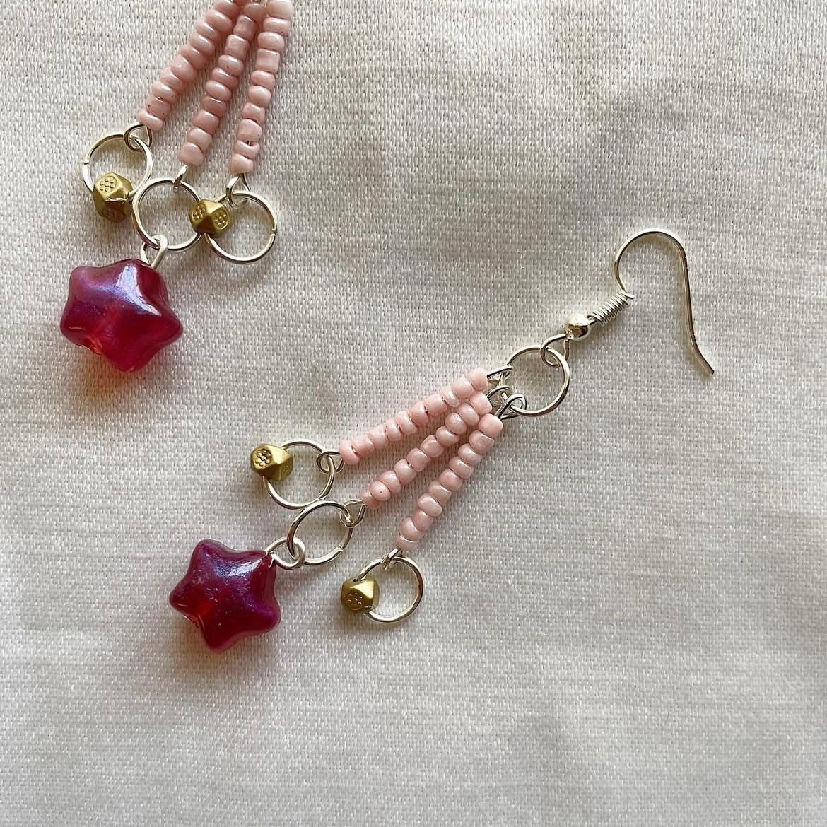 Pink star beaded earrings ✨