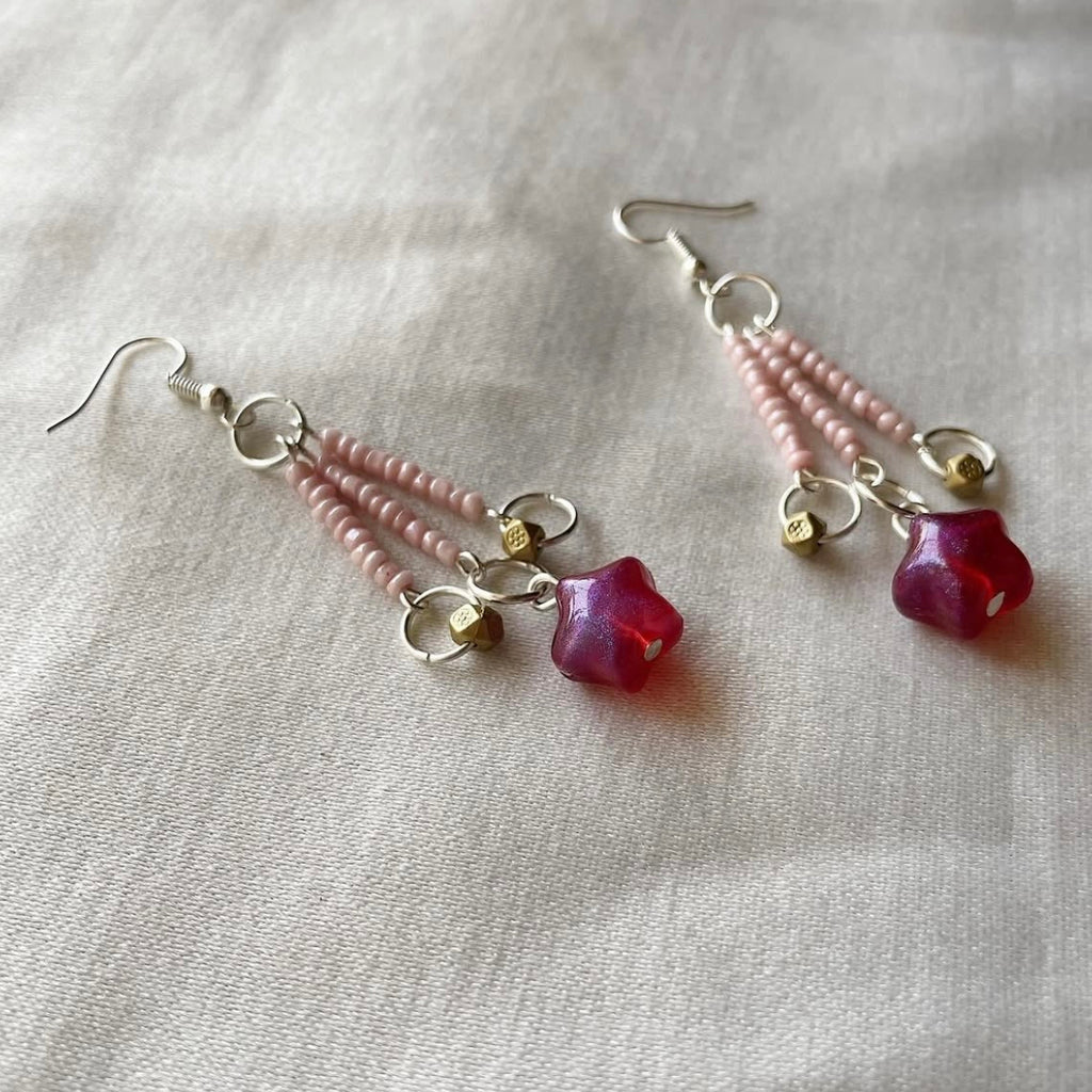 Pink star beaded earrings ✨