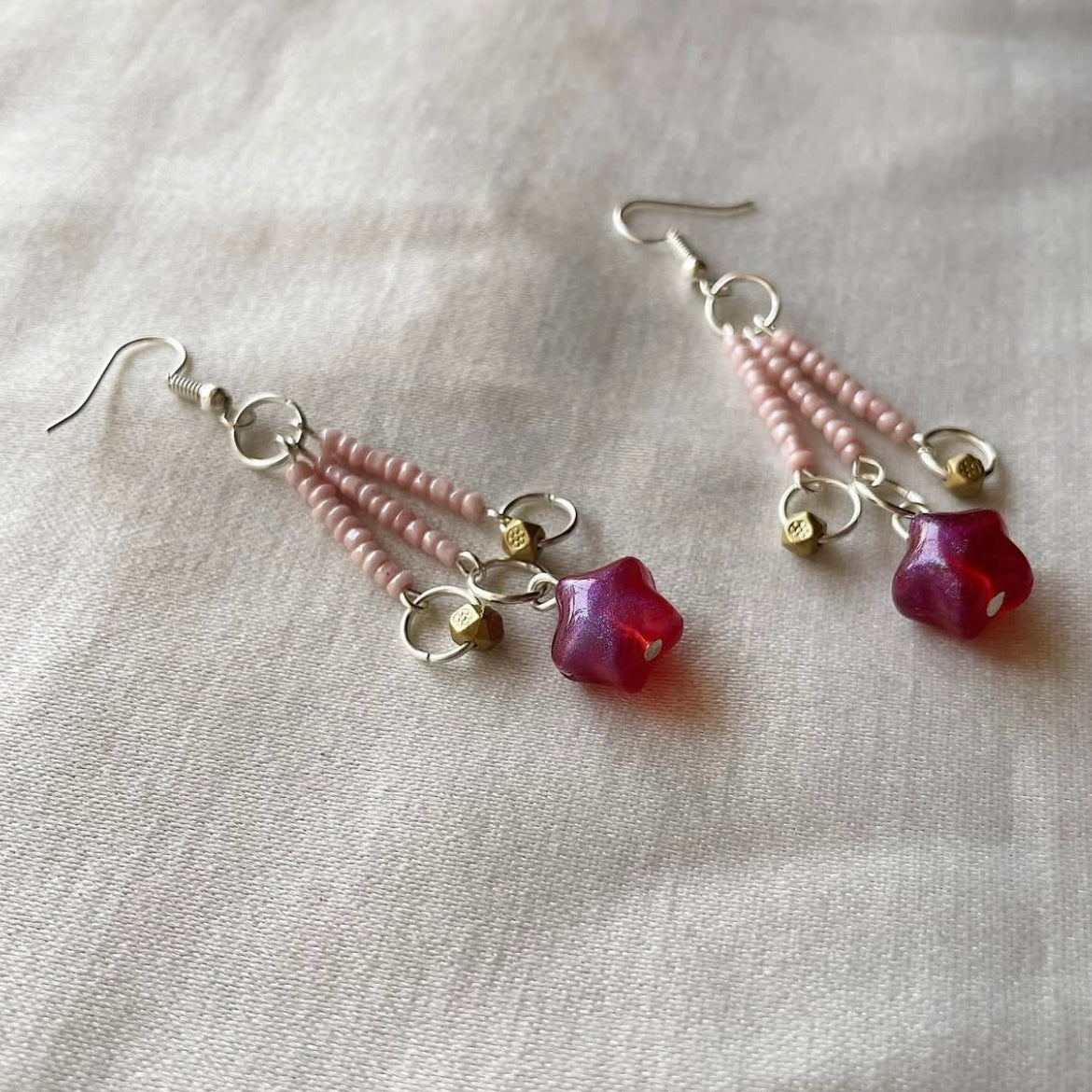 Pink star beaded earrings ✨