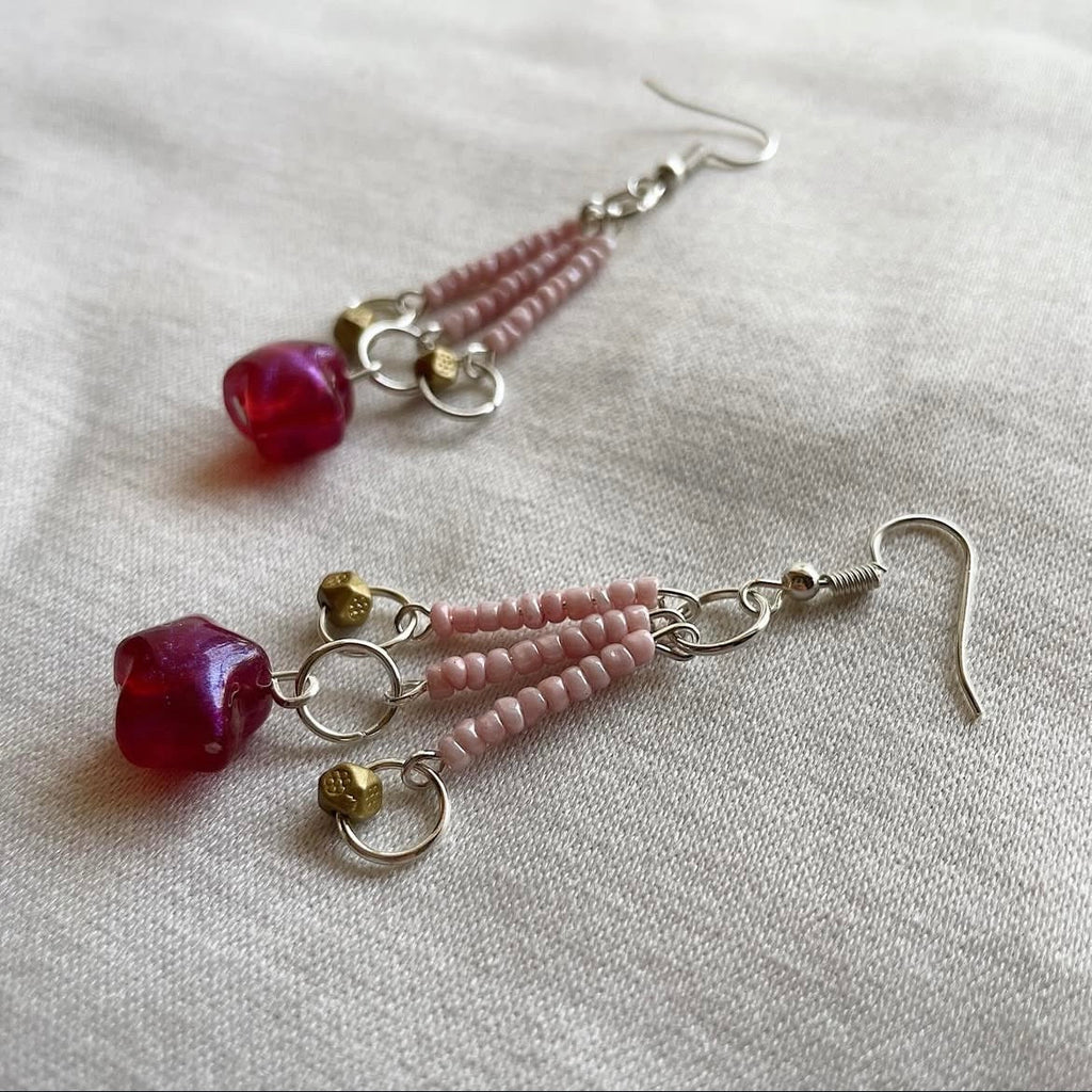 Pink star beaded earrings ✨