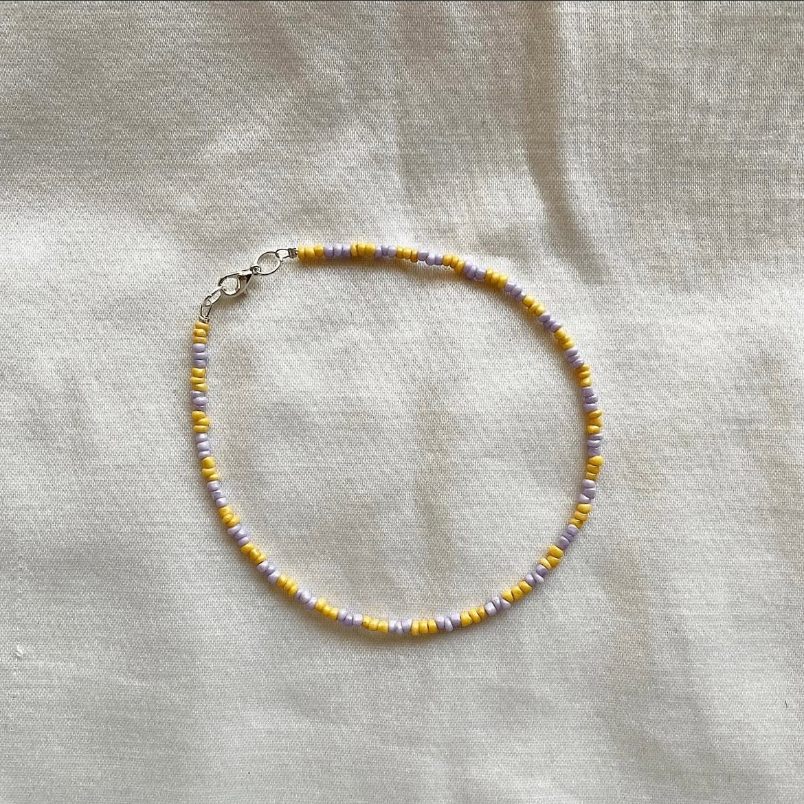 Lilac and daisy beaded anklet ✨