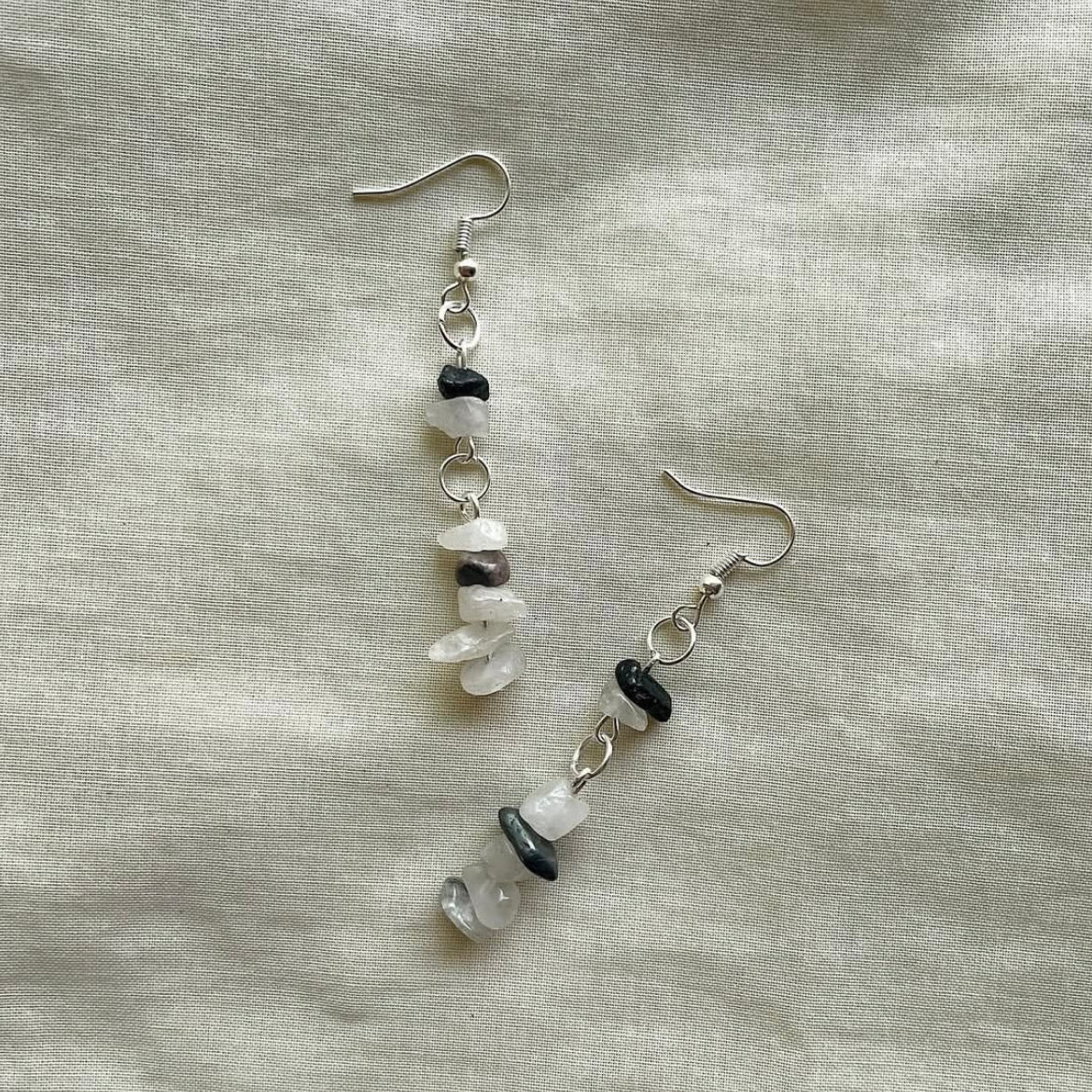 Monochrome stacked beaded earrings ✨