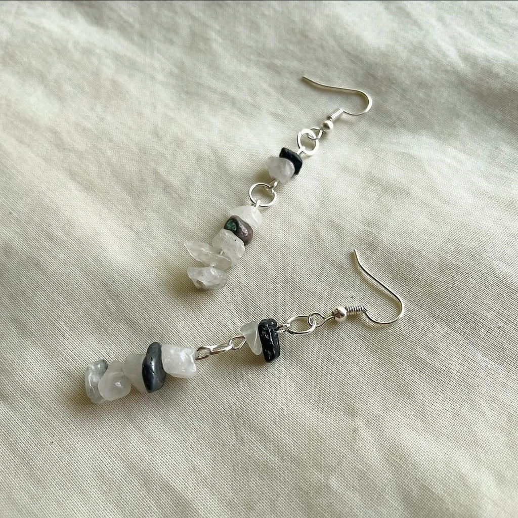 Monochrome stacked beaded earrings ✨