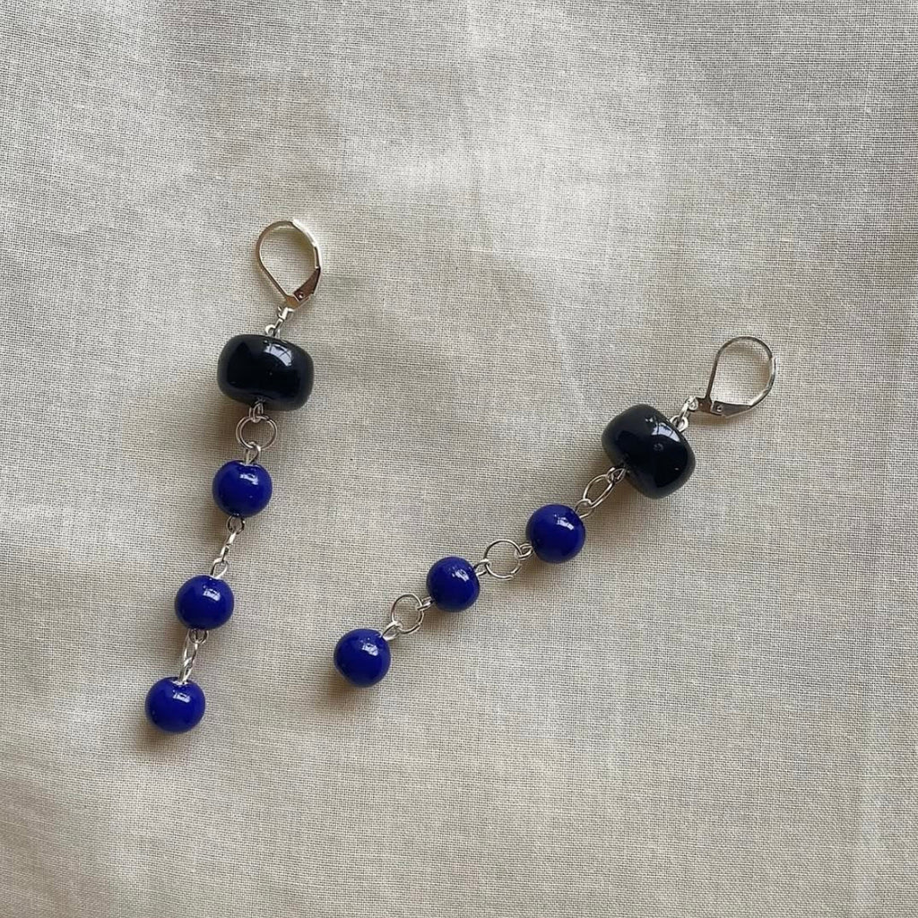 Black & blue beaded earrings ✨