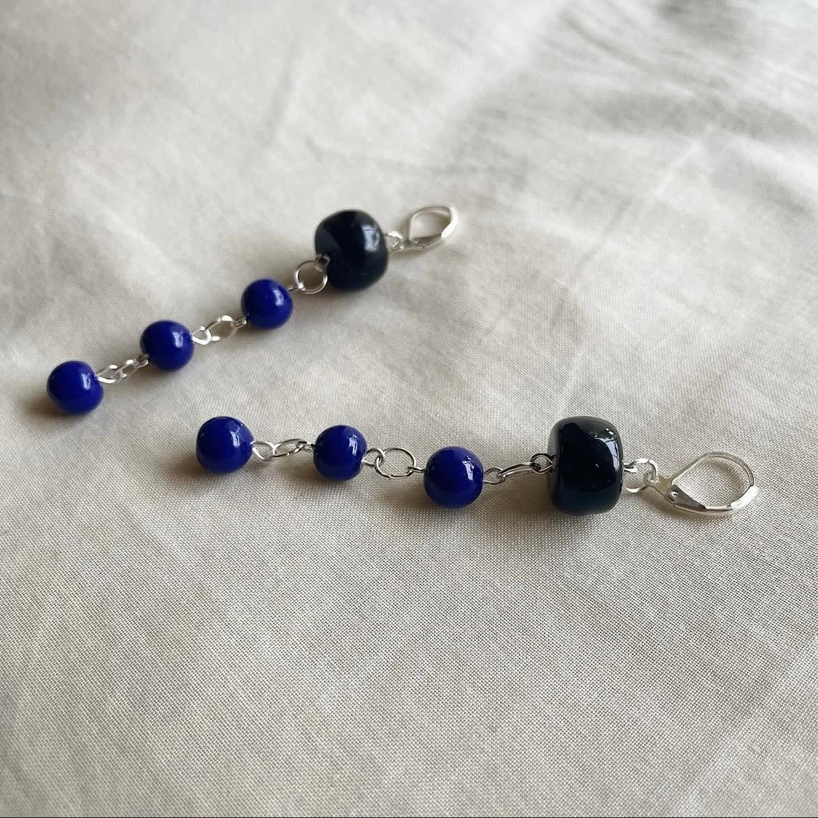 Black & blue beaded earrings ✨