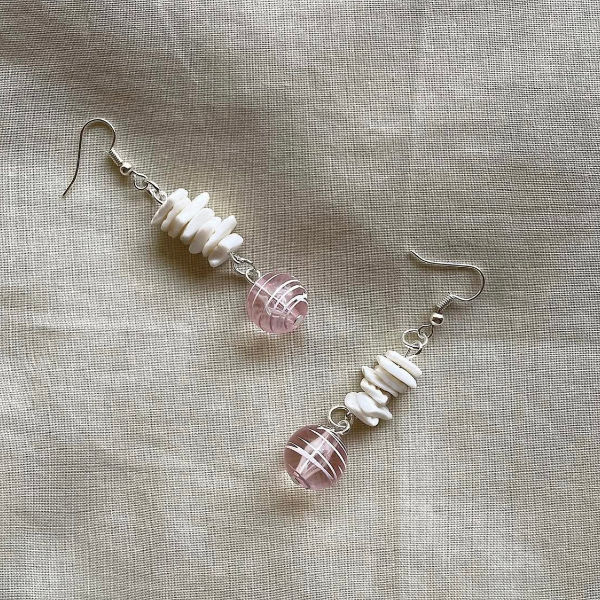 White scribble beaded earrings ✨