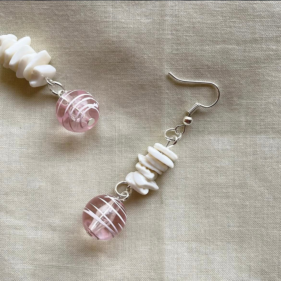 White scribble beaded earrings ✨