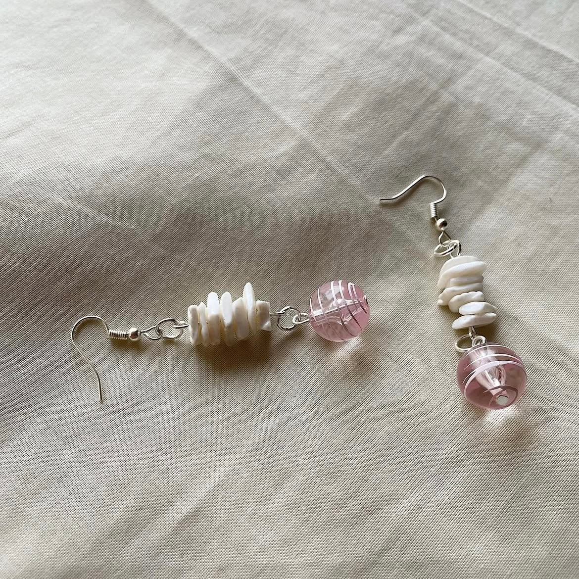 White scribble beaded earrings ✨