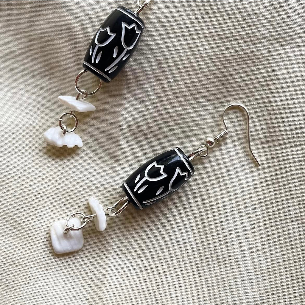 Tulip beaded earrings ✨