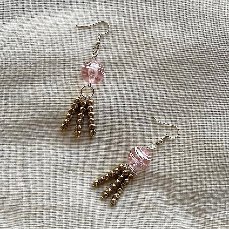 Pink scribble and muted gold beaded earrings ✨