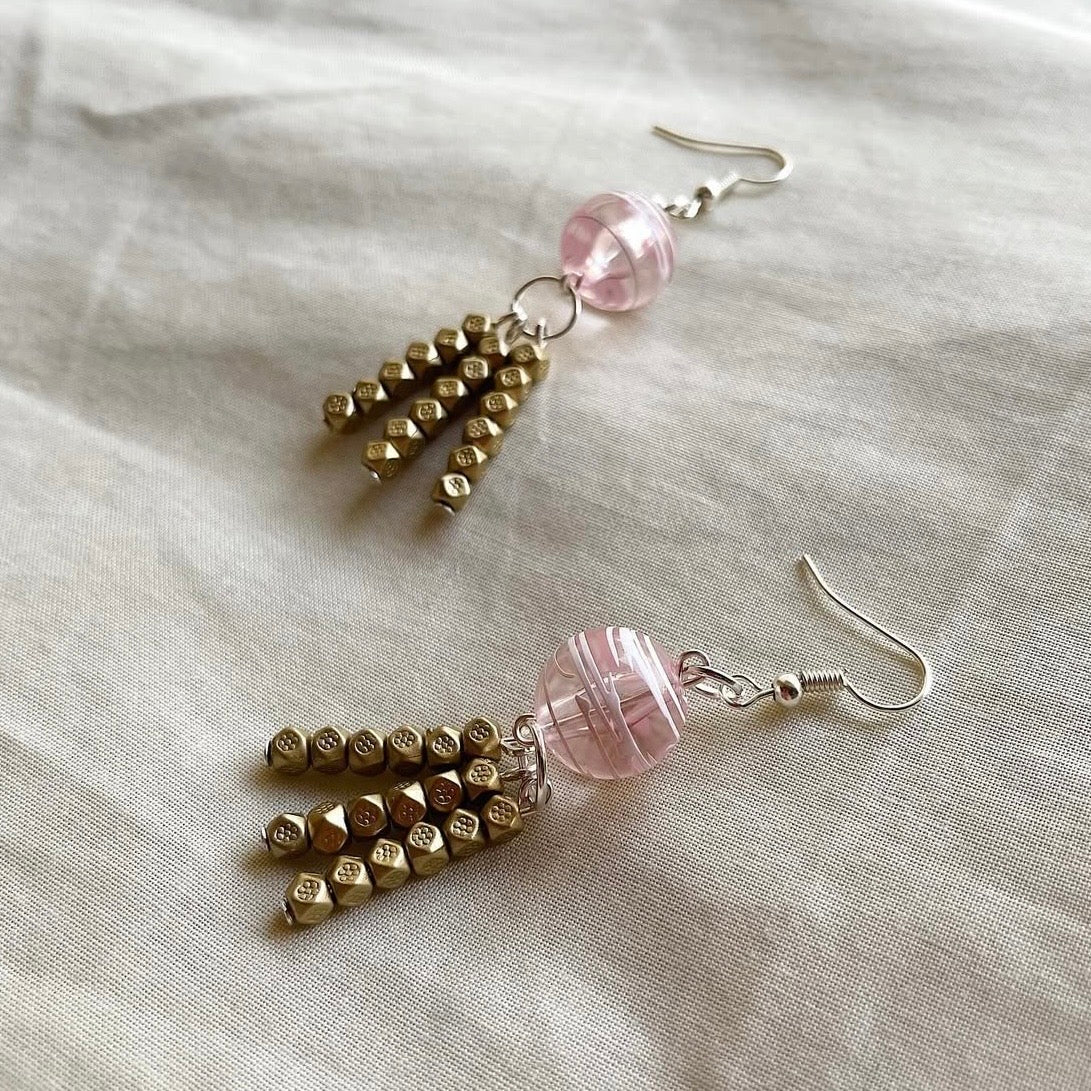 Pink scribble and muted gold beaded earrings ✨