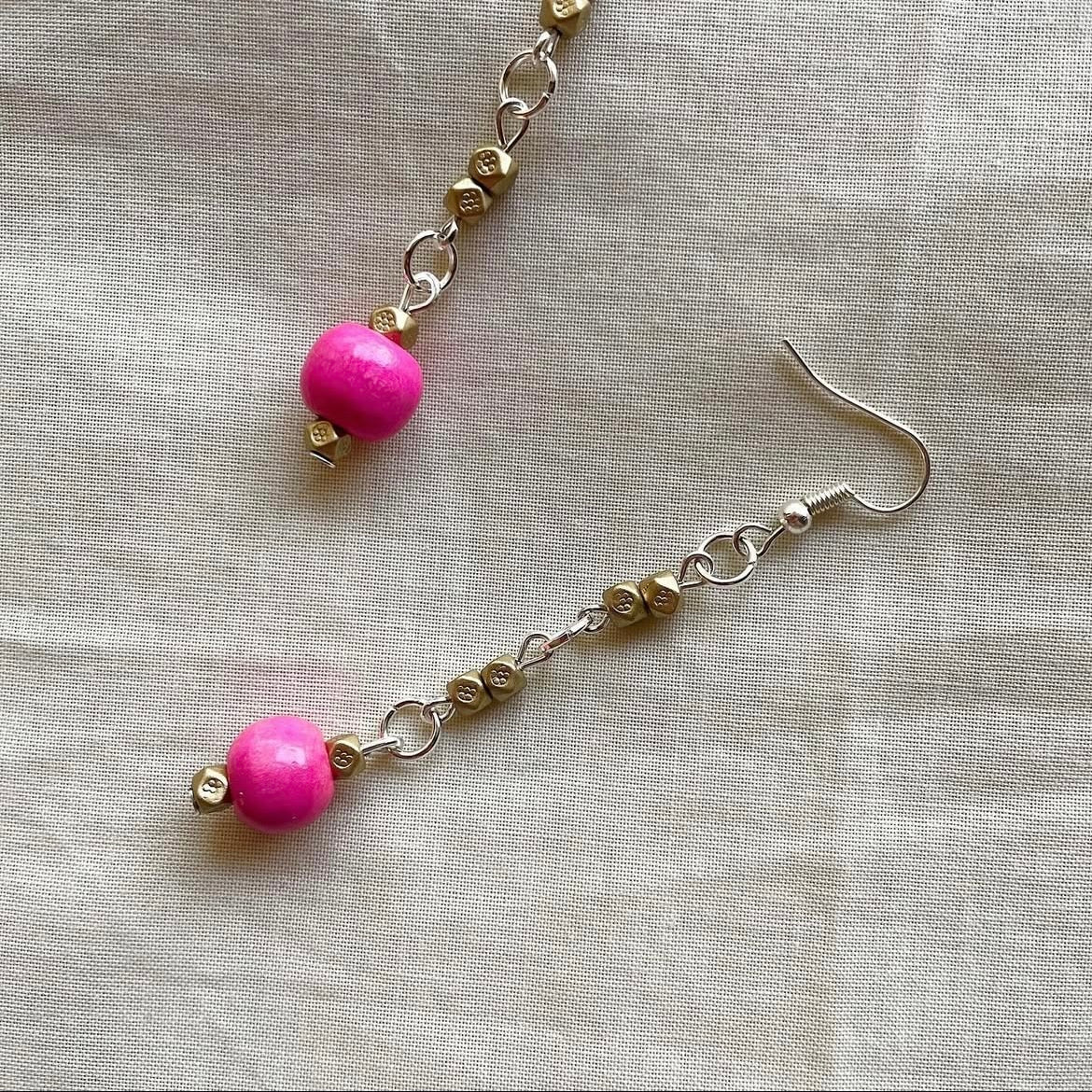 Hot pink and muted gold beaded earrings ✨