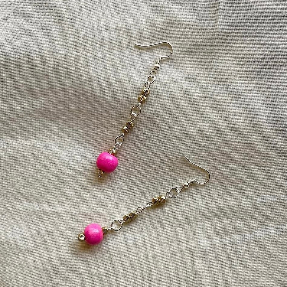 Hot pink and muted gold beaded earrings ✨