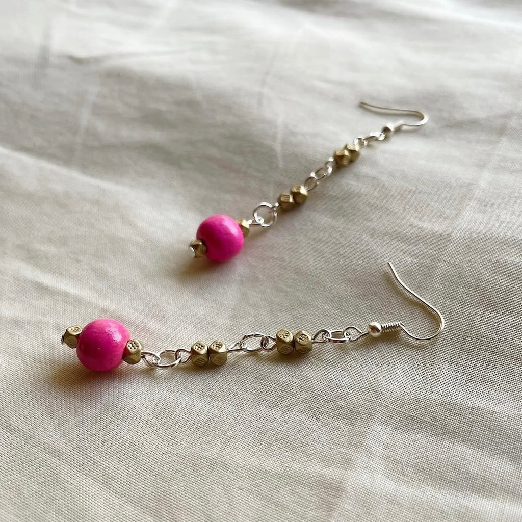 Hot pink and muted gold beaded earrings ✨