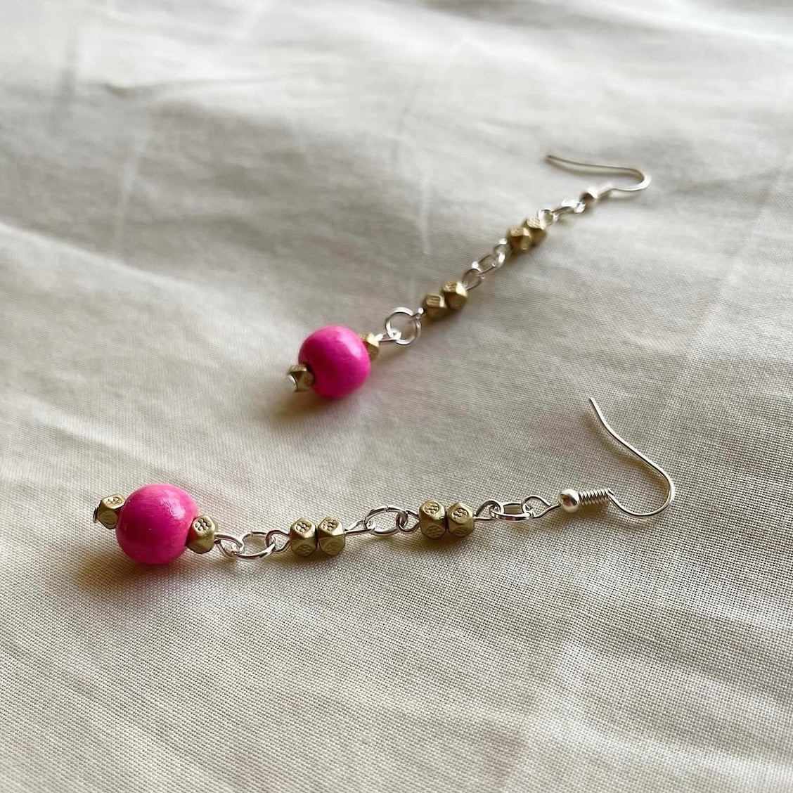 Hot pink and muted gold beaded earrings ✨