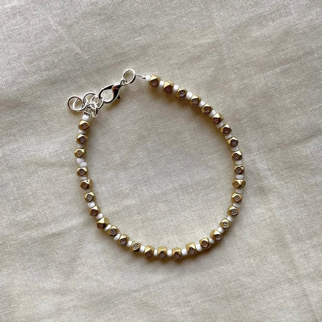 Muted gold and white beaded bracelet ✨