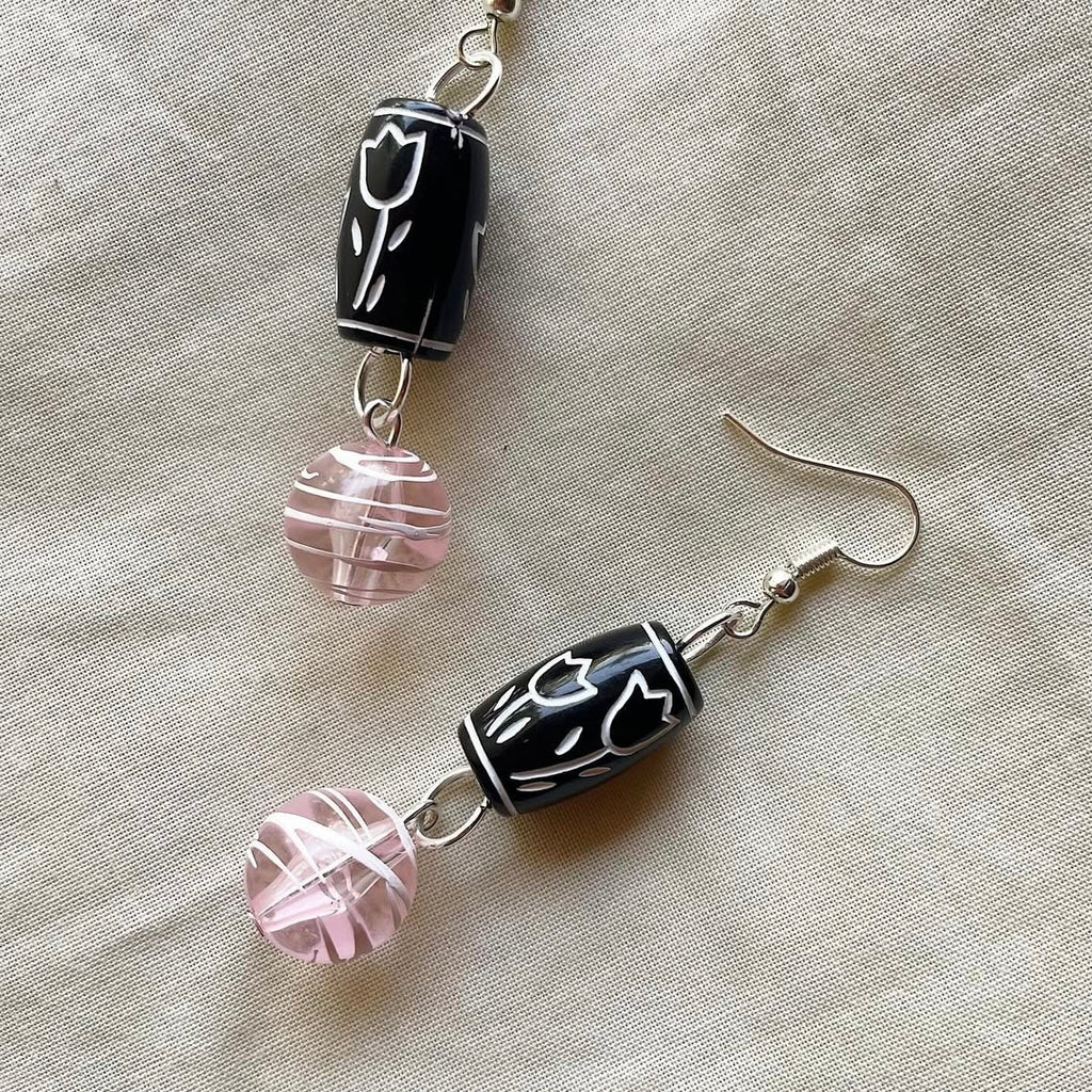 Tulip scribble beaded earrings ✨