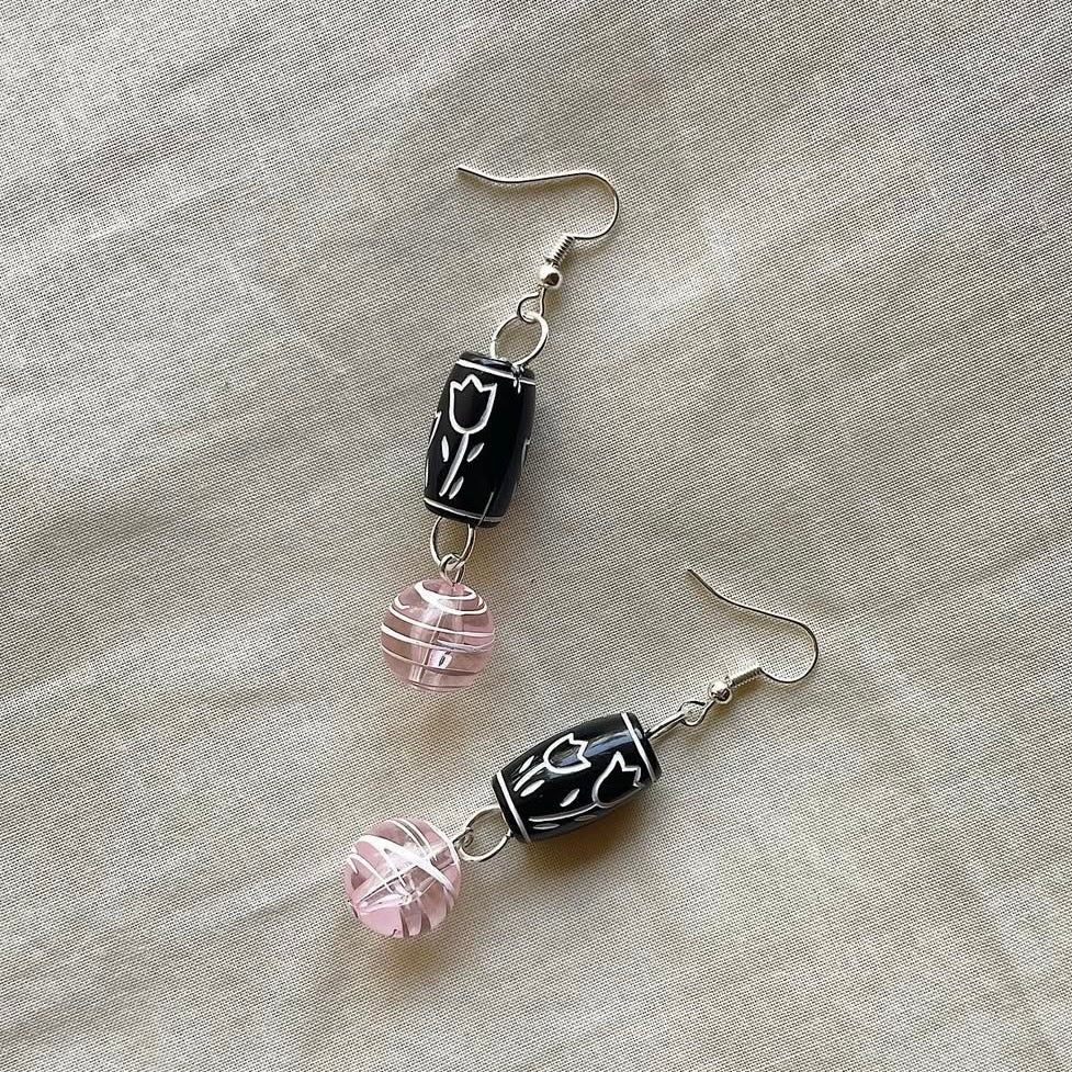 Tulip scribble beaded earrings ✨