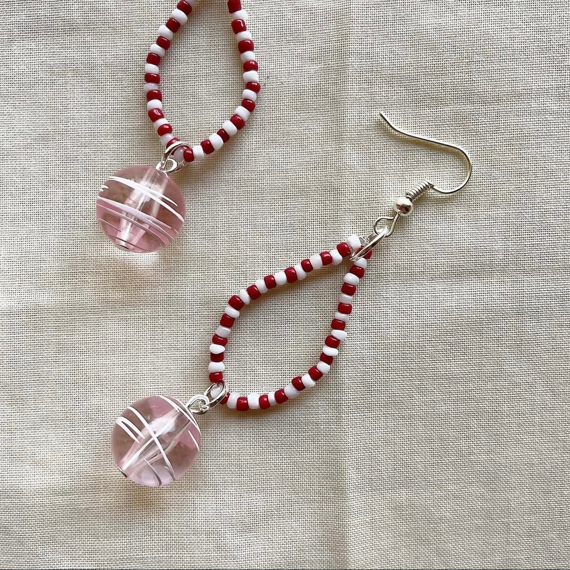 Candy cane scribble loop earrings ✨