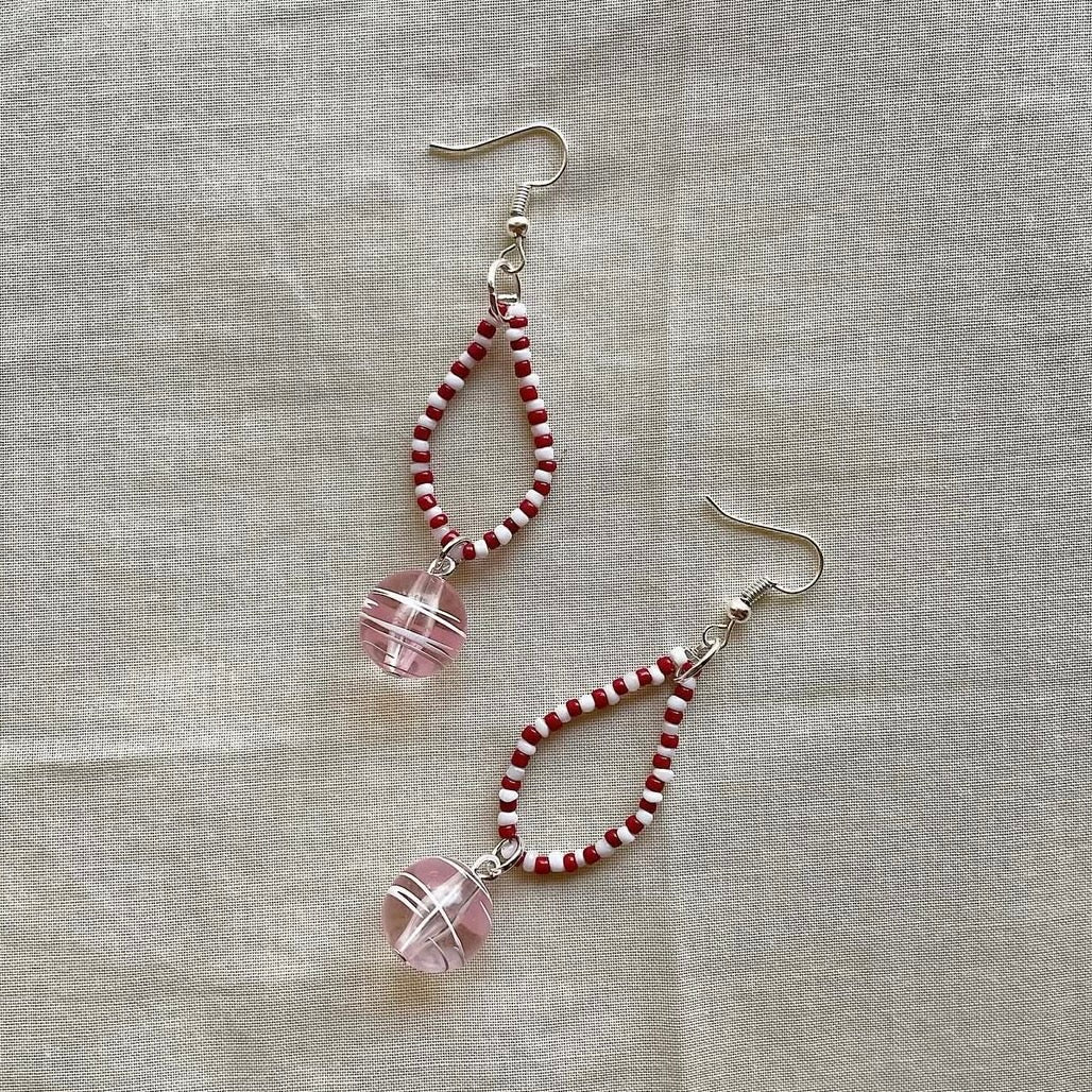 Candy cane scribble loop earrings ✨