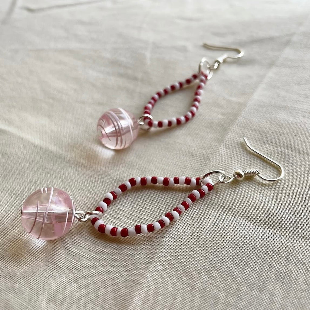 Candy cane scribble loop earrings ✨