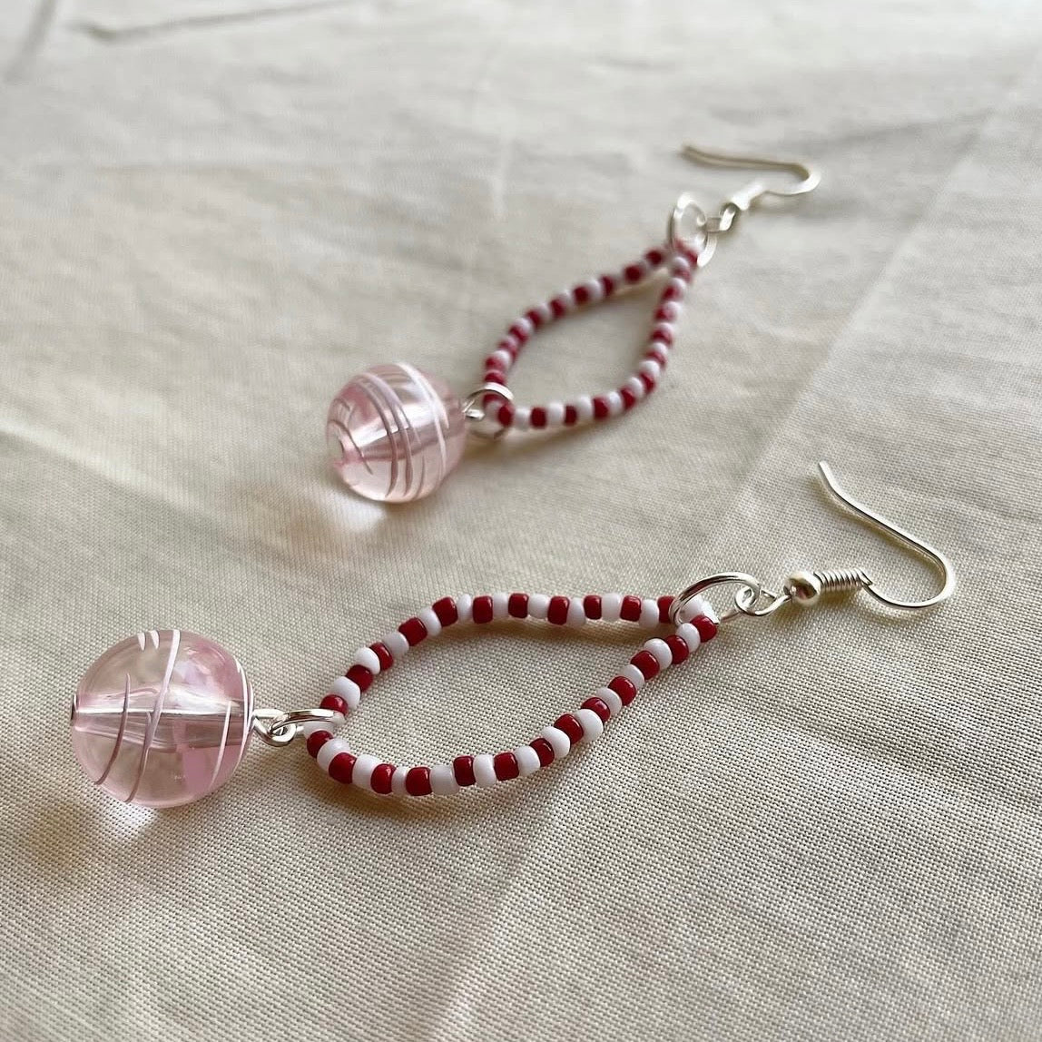 Candy cane scribble loop earrings ✨