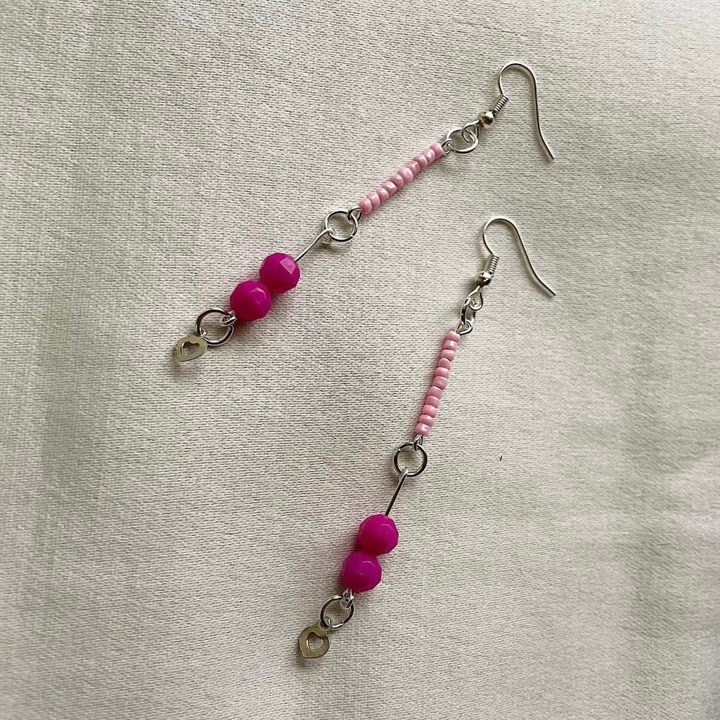 Barbie pink heart beaded earrings ✨