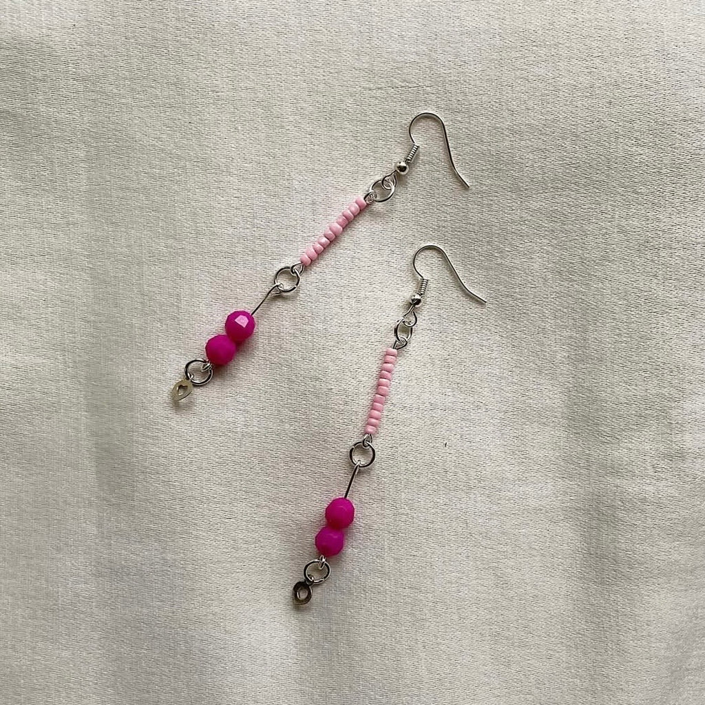 Barbie pink heart beaded earrings ✨