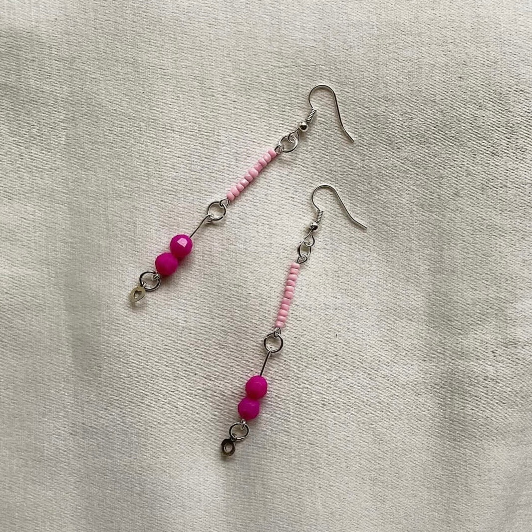 Barbie pink heart beaded earrings ✨