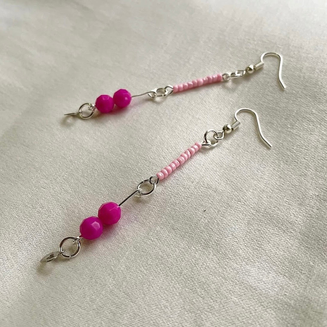 Barbie pink heart beaded earrings ✨