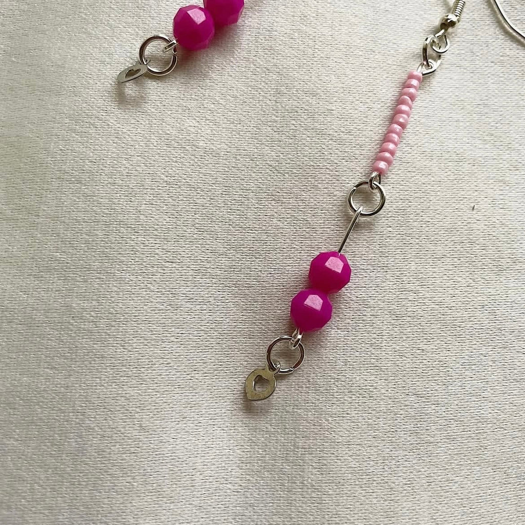 Barbie pink heart beaded earrings ✨
