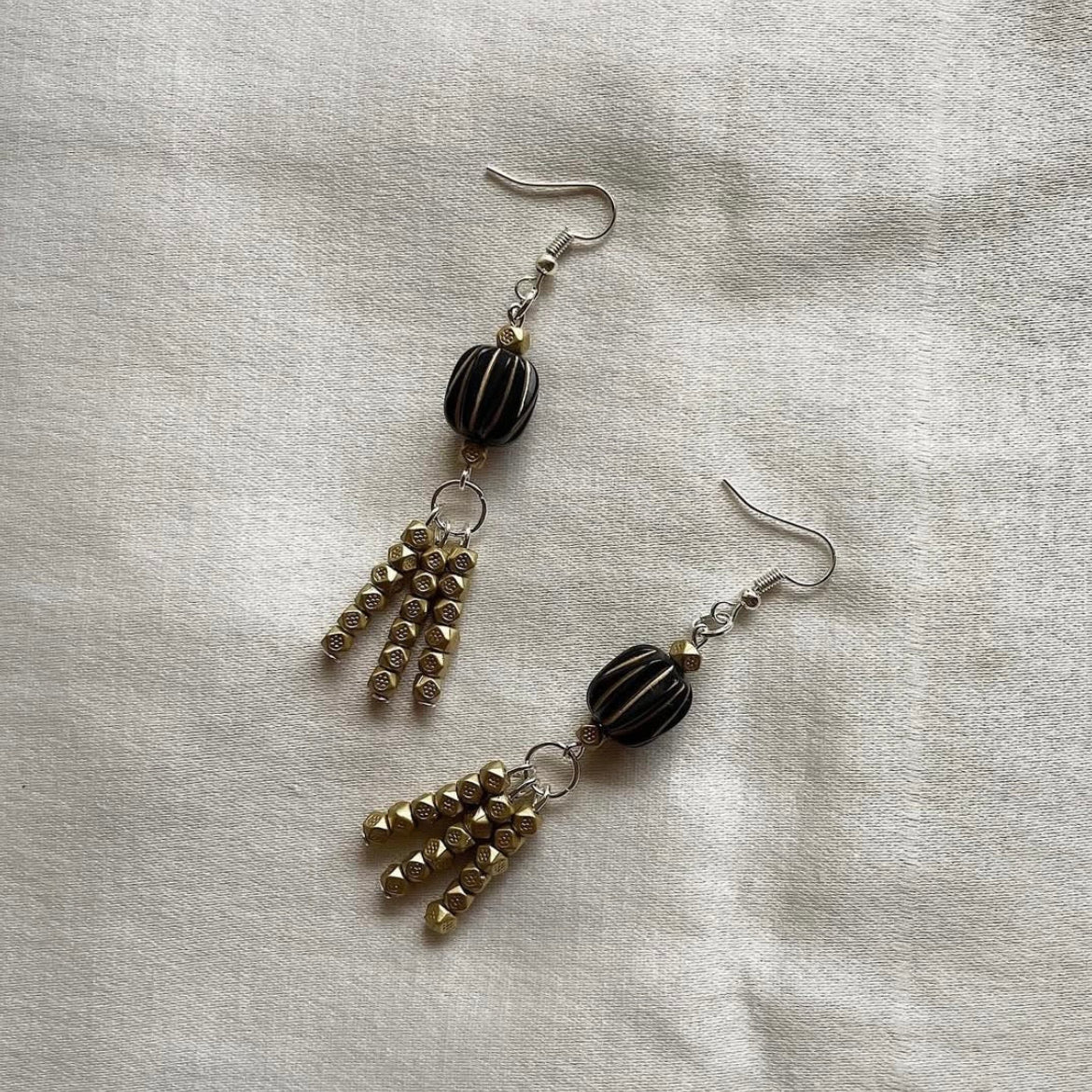Black and gold beaded earrings 01 ✨