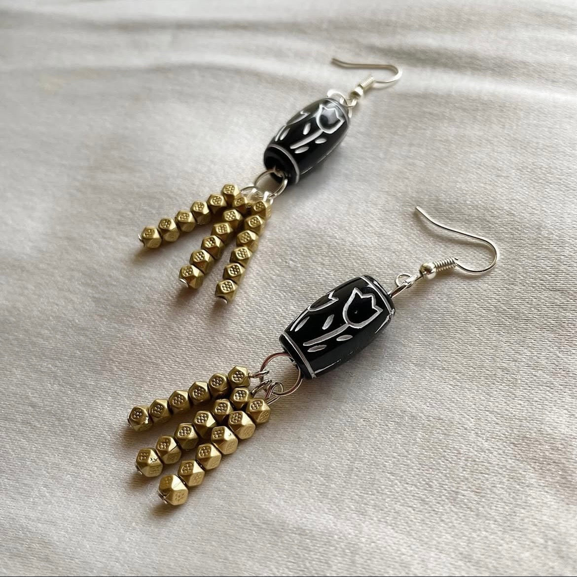 Tulip and gold beaded earrings ✨