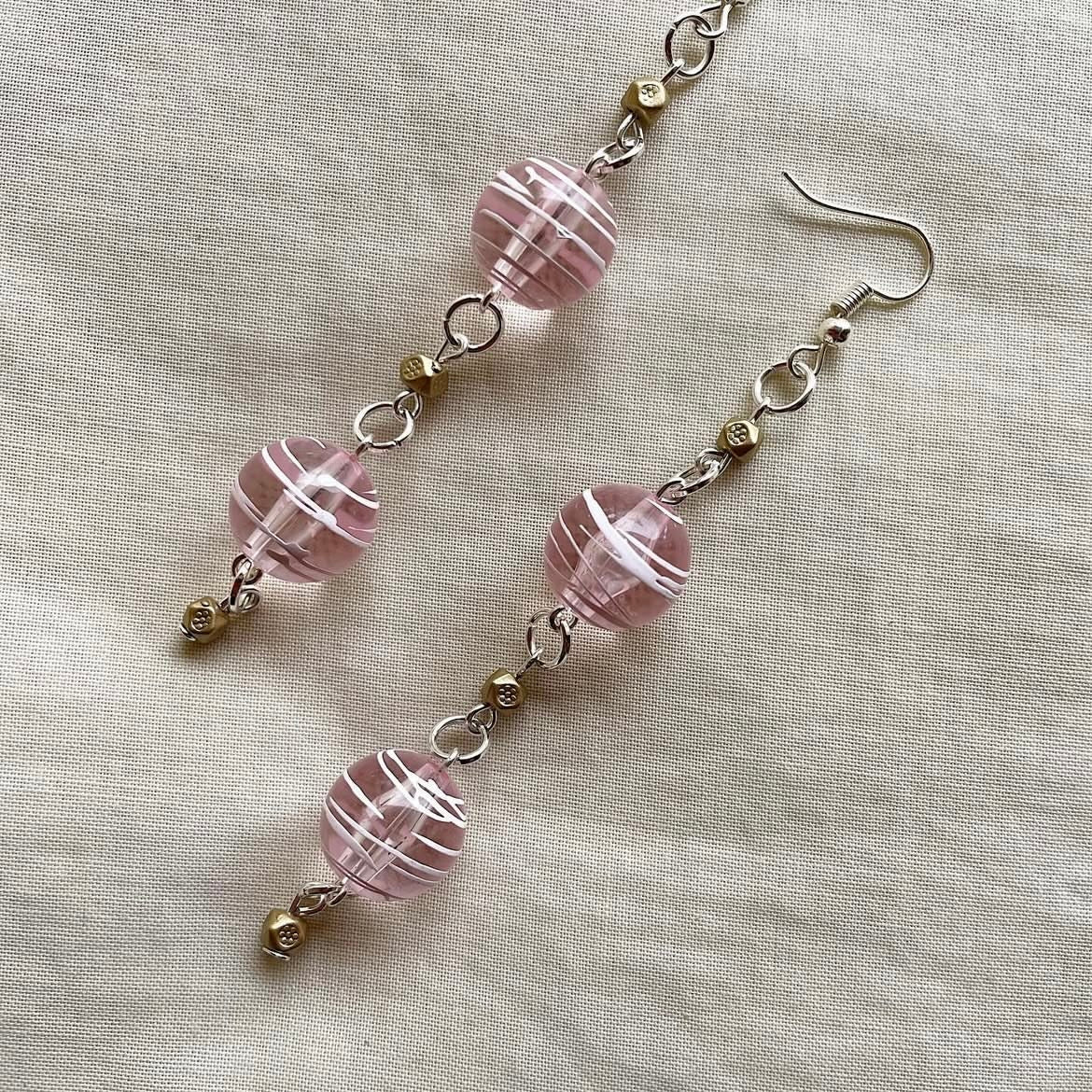 Pink scribble beaded earrings ✨